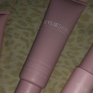 Kylie Walnut Face Scrub